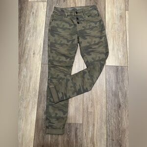 🛍️ Hippie girl  stretch camouflage pants new never worn.